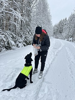 Yimba ryckte ut och sökte reda på Sussies bilnyckel som hon tappat i snön.