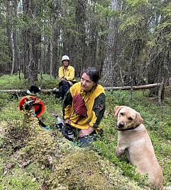 Team Skogsbrandhunds grundare Malin Kyllesjö och hennes andra certifierade Skogsbrandhund Montine